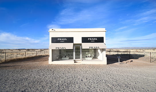 Weiß, prada Ladenfassade, ohne Titel, Prada, Geschäft, Gebäude, Wüste, die Architektur, Text, Himmel, Kommunikation, westliche Schrift, wolke - himmel, gebaute Struktur, Natur, Tag, Zeichen, Blau, Sonnenlicht, keine Leute, Gebäudehülle, Information, draußen, Hinweisschild, Straße, Land, Briefkasten, 5K, CC0, gemeinfrei, lizenzfrei