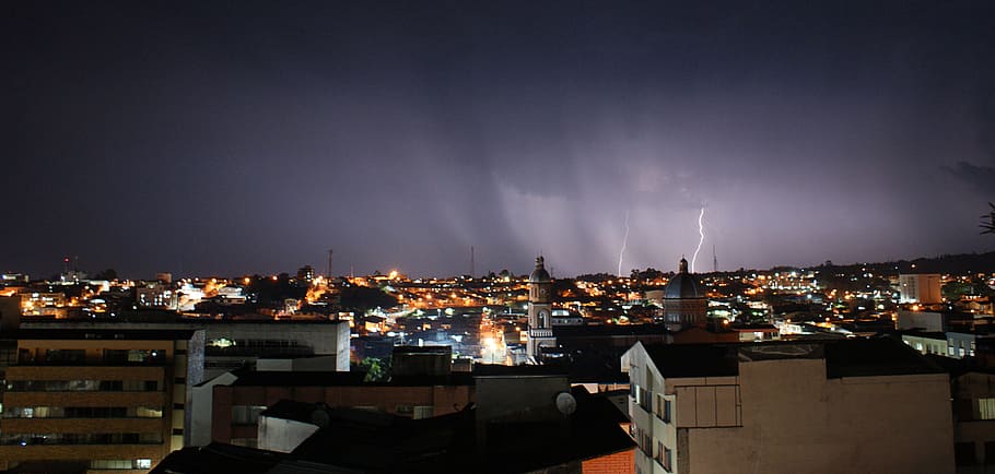 tempesta, raigs, trons, armenia, arquitectura, nit, ciutat, exterior de l'edifici, il·luminat, paisatge urbà, estructura construïda, edifici, cel, multitud, vida de ciutat, ple de gent, llum - fenomen natural, naturalesa, núvol - cel, sostre, a l'aire lliure, vista d’angle alt, destinacions de viatge, poder a la natura, 5K