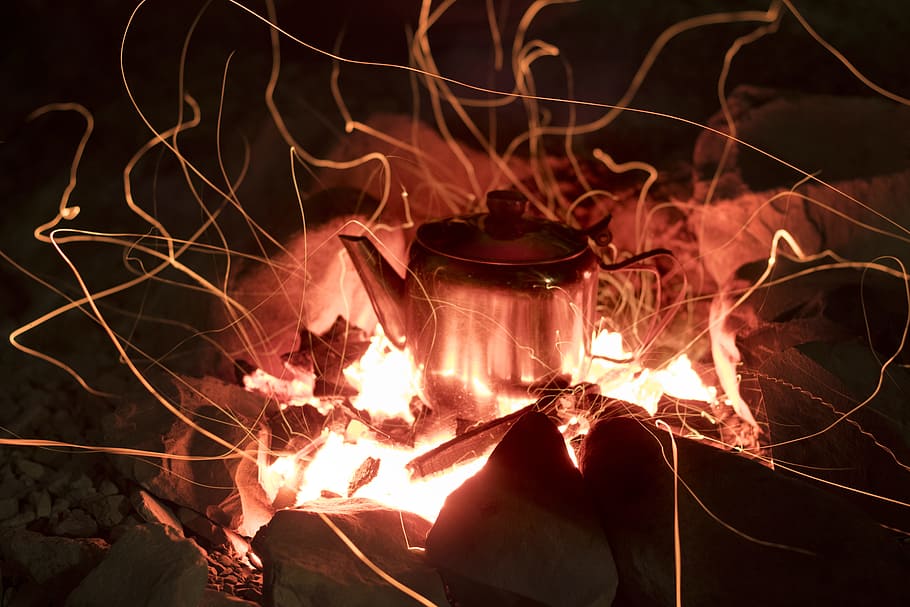 grigio, inossidabile, bollitore d'acciaio, pozzo del fuoco, teiera in acciaio inox, acciaio inossidabile, teiera, fuoco, bollitore, fuoco da campo, caldo, bruciare, fuoco - fenomeno naturale, calore - temperatura, fiamma, ardente, raggiante, legno - materiale, camino, rosso, fumo - struttura fisica, legna da ardere, legna, ceppo, falò, notte, movimento, natura, colore arancione, nessuno, fuoco di bivacco, avvicinamento, lunga esposizione, 5K