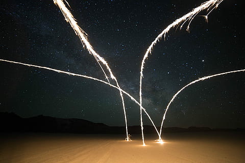 Foto, fyrværkeri, nattetid, sort, grå, skyer, nat tid, nat, lys, sand, stjerne, stjernekaster, natur, himmel, maleri, mørk, uden for, fjer, mønster, abstrakt, konstellation, stjerne - rum, bevægelse, belyst, ingen mennesker, scenics - natur, plads, lang eksponering, galakse, astronomi, skønhed i naturen, glødende, stjerne felt, udendørs, ro, sløret bevægelse, jord, 5K, CC0, offentligt domæne, royaltyfrie