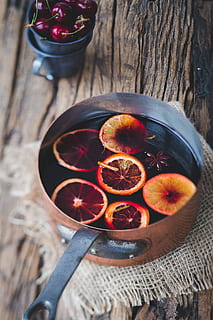 Nahaufnahmen, geschnitten, Orange, Obst, braun, Kochtopf, Zitrusfrüchte, grau, Metall Pfanne, Glühwein, Wein, Scheibe, Kirsche, Essen und Trinken, Lebensmittel, gesundes Essen, Wohlbefinden, Frische, High Angle View, Holz - Material, Tabelle, Zitrusfrucht, direkt darüber, orange Farbe, Kreuzung, keine Leute, Schüssel, drinnen, Orangenfrucht, Küchenmesser, 2K, CC0, gemeinfrei, lizenzfrei