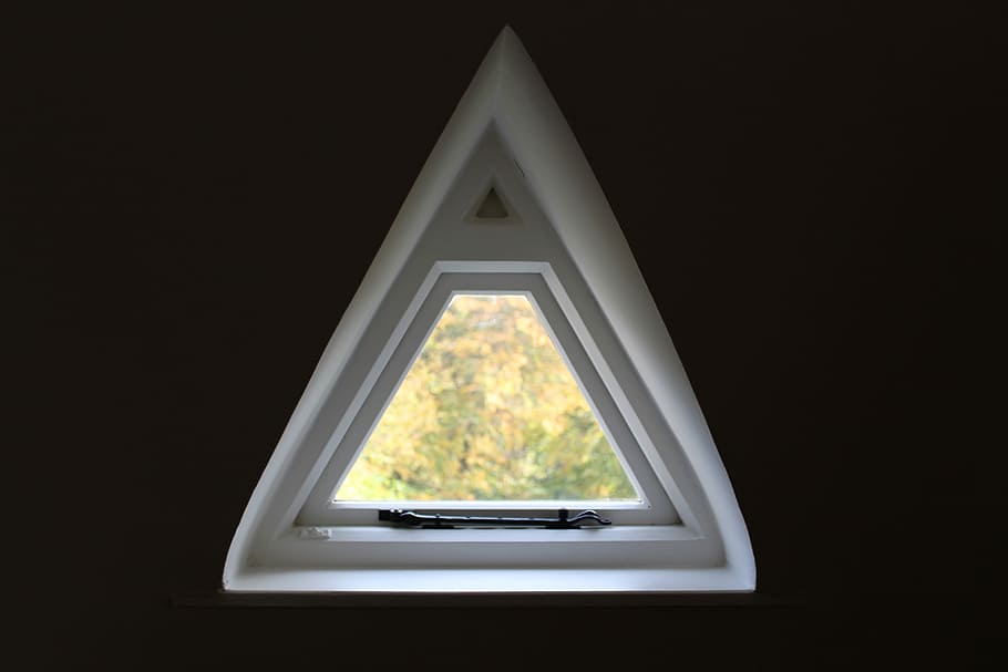 triangular, blanc, fusta, marc, emmarcat, finestra, triangle, vidre, jardí, arquitectura, forma, forma de triangle, a l'interior, cap gent, fons negre, forma geomètrica, disseny, tir de l'estudi, fosc, estructura construïda, edifici, còpia espai, vidre - material, barri residencial, il·luminat, 5K