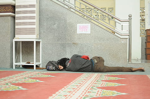 dormir, mendiants, sol, une personne, toute la longueur, allongé, en train de dormir, relaxation, texte, tapis - décor, problèmes sociaux, journée, à l'intérieur, fatigué, Vrais gens, tristesse, Vêtements décontractés, jeune adulte, architecture, signe, repos, modes de vie, dépression - tristesse, 4K, CC0, domaine public, libre de droits