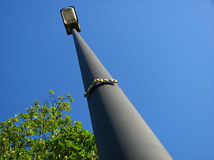 lanterne, lampe, lys, belysning, gadebelysning, gadelampe, blå, himmel, flag, lav vinkel visning, ingen mennesker, skyfri himmel, udendørs, natur, dag, plante, arkitektur, teknologi, bygget struktur, kopiere plads, sollys, bygning udvendig, pol, fabrik, industri, metal, røgstabel, forurening, 2K, CC0, offentligt domæne, royaltyfrie