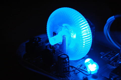 Elektronik, Blau, Licht, LED, Technologie, Computers, LED-Beleuchtung, Design, Maus, Gerät, Kunst, Kultur und Unterhaltung, dunkel, Licht - natürliches Phänomen, Lichtanlage, beleuchtet, Nacht-, Musik-, drinnen, Nachtleben, Steuerung, keine Leute, glühend, Nahansicht, Ausrüstung, Bewegung, Performance, Industrie, schwarzer Hintergrund, Dunkelblau, elektrische Lampe, 1080P, CC0, gemeinfrei, lizenzfrei