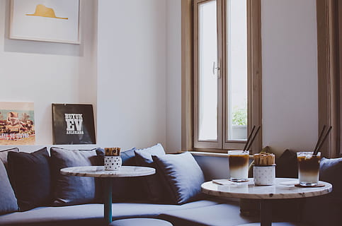 aišku, geriamojo stiklo, užpildytas, balta, juoda, skystis, interjeras, dizainas, architektūra, sofa, sofos, lentelė, langas, kava, stiklas, baldai, patalpose, namų interjeras, namų kambarys, kėdė, sėdynės, nėra žmonių, dieną, nebuvimas, užuolaida, pagalvė, Svetainė, namas, gyvenimą, Maistas ir gėrimai, namai, kavos stalelis, dėkle, prabanga, elektros lemputė, 4K, CC0, Viešasis domenas, nemokamai
