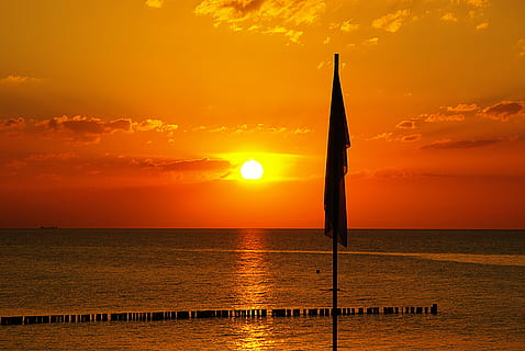 bayangan hitam, bendera, keemasan, jam, matahari terbenam, laut, pemandangan, alam, musim panas, matahari, air, sinar matahari, matahari terbit - fajar, langit, pantai, senja, keindahan di alam, scenics - alam, horison, adegan yang tenang, warna oranye, cakrawala di atas air, ketenangan, awan - langit, refleksi, idilis, tidak ada orang, di luar rumah, perahu layar, 2K, CC0, domain publik, bebas royalti