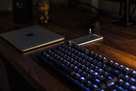 musta, tietokoneen näppäimistö, ruskea, vastaanotto, kääntyi, mekaaninen, näppäimistö, vieressä, MacBook, iphone, pöytä, taistelu, työasema, oheislaitteet, elektroninen, nappi, tietokone, pöytä-, äänisekoitin, äänilaitteet, ääni, musiikki, tekniikka, äänitysstudio, laitteet, sisällä, lähikuva, ei ihmisiä, puu - materiaali, valikoiva tarkennus, keskittyä etualalle, sininen, asetelma, rivissä, korkea kulma, liiketoiminta, langaton tekniikka, pullo, kontti, huonekalut, suuri joukko esineitä, viestintä, sähkölaitteet, 5K, CC0, public domain, rojaltivapaa