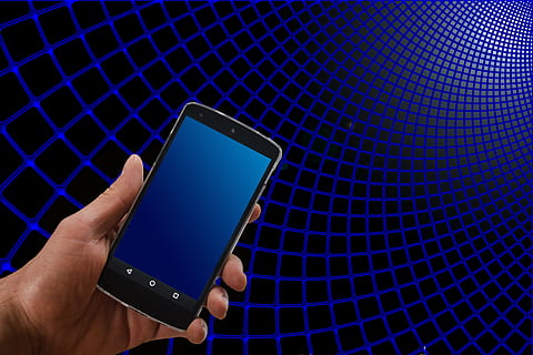 person som holder smarttelefonen, nettverk, smarttelefon, hånd, beholde, Søke, Nettsøk, Nett, futuristiske, mal, mønster, moderne, lys, tekstur, bakgrunnsteknologi, internett, teknologi, trådløs teknologi, menneskelig hånd, menneskelig kroppsdel, kommunikasjon, forbindelse, bærbar informasjonsenhet, smart telefon, mobiltelefon, datamaskin, skjerm, datanettverk, digital nettbrett, touch-skjerm, portabilitet, telefon, data utstyr, blå, utstyr, dataskjerm, LCD-skjerm, finger, elektronisk arrangør, 5K, CC0, offentlig domene, opphavsrett gratis