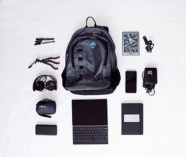 plano, laico, fotografía, mochila, ordenador portátil, auriculares, teléfono inteligente, trípode pulpo, intitulado, engranaje, paquete, computadora, encender, teclado, desarrollador, auricular, tecnología, cable, disco duro usb, tableta, bolso, viajes de negocios, flatlay, comunicación, nadie, tecnología inalámbrica, conexión, naturaleza muerta, directamente arriba, adentro, Moda, dispositivo de información portátil, ropa, de color negro, vista de alto ángulo, foto de estudio, elección, grupo de objetos, Fondo blanco, 4K, CC0, dominio público, libre de derechos