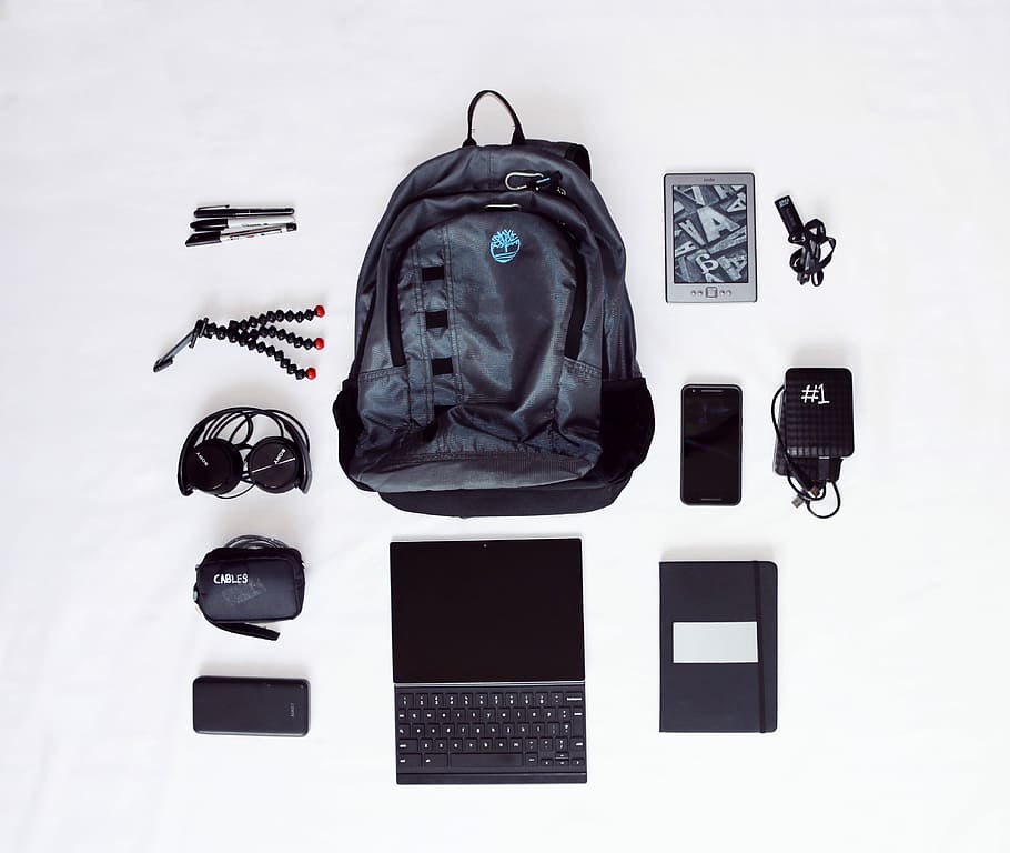 pis, laïc, fotografia, motxilla, ordinador portàtil, auriculars, smartphone, trípode de pop, sense títol, equipament, paquet, ordinador, portàtil, encendre, teclat, desenvolupador, tecnologia, cable, disc dur USB, tauleta, bossa, Viatge de negocis, flatlay, comunicació, cap gent, tecnologia sense fils, connexió, natura morta, directament a sobre, a l'interior, telèfon intel·ligent, moda, dispositiu d’informació portàtil, roba, color negre, vista d’angle alt, tir de l'estudi, elecció, grup d'objectes, fons blanc, 4K