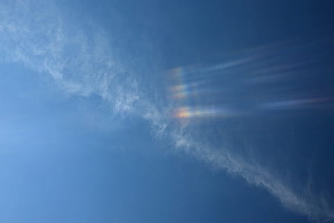 hvide skyer, ild regnbue i skyerne, cloudscape, regnbue, skyer, skyscape, natur, landskab, sommer, billedet er ikke forbedret, sky - himmel, himmel, blå, dampspor, lav vinkel visning, ingen mennesker, flyvende, luftfartøj, dag, transportmidler, bevægelse, skønhed i naturen, udendørs, fly, på farten, røg - fysisk struktur, transportform, meteorologi, 5K, CC0, offentligt domæne, royaltyfrie
