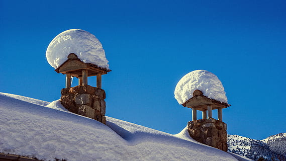 la neve, freddo, caminetti, struttura, cielo, all'aperto, natura, viaggio, inverno, inverno bianco, persone, ghiaccio, montagna, tetto, blu, nessuno, temperatura fredda, cielo sereno, terra, soleggiato, giorno, bellezza nella natura, pianta, architettura, scenics - natura, animale, ambiente, materiale lapideo, governo, 5K, CC0, dominio pubblico, privo di copyright