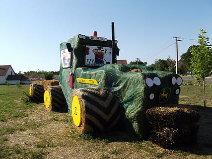 tractor, palla, divertit, agricultura, granja, escena rural, a l'aire lliure, naturalesa, cel clar, dia, cap gent, cel, camp, planta, transport, llum solar, art i artesania, manera de transport, arquitectura, representació, estructura construïda, creativitat, terra, pila, representació humana, abandonat, pneumàtic, 2K, CC0, domini públic, lliure de regalies