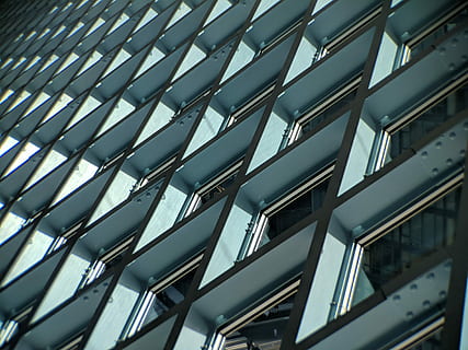 fotografia ad angolo basso, costruzione, simmetrico, persiane, foto, modello, geometria, ripetizione, ripetitivo, urbano, architettura, città, acciaio, momento, Seattle, momento len, Google, pixel 2, Inquadratura dal basso, struttura costruita, fotogramma intero, nessuno, sfondi, esterno dell'edificio, vetro - materiale, moderno, giorno, finestra, metallo, luce del sole, riflessione, all'aperto, natura, di fila, color argento, soffitto, lega, direttamente sotto, 4K, CC0, dominio pubblico, privo di copyright