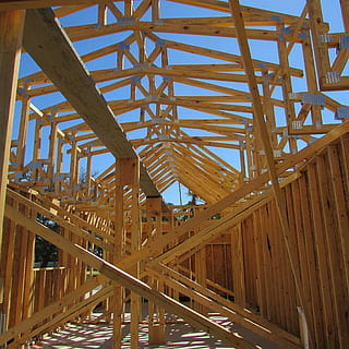 Brun, træ-, strukturramme, udendørs, konstruktion, boliger, bygning, Bygger, design, arkitektur, beboelse, struktur, ramme, træ, entreprenør, byggeri ramme, bygget struktur, industri, byggeplads, indendørs, lav vinkel visning, ingen mennesker, dag, metal, himmel, træ - materiale, forbindelse, bro, bro - menneskeskabt struktur, natur, mønster, bjælke, transportmidler, skyfri himmel, bygning udvendig, jern - metal, loft, under, lang, direkte under, tagbjælke, 2K, CC0, offentligt domæne, royaltyfrie