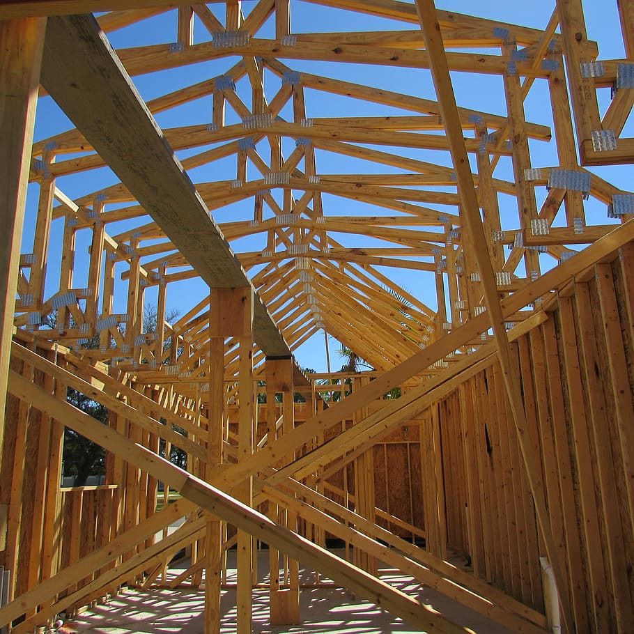 marró, fusta, marc d’estructura, a l'aire lliure, construcció, habitatge, edifici, constructor, disseny, arquitectura, residencial, estructura, marc, contractista, marc de construcció, estructura construïda, indústria, lloc de construcció, a l'interior, vista d’angle baix, cap gent, dia, metall, cel, material de fusta, connexió, pont, pont - estructura feta per l'home, naturalesa, patró, viga, transport, cel clar, exterior de l'edifici, ferro - metall, sostre, sota, llarg, directament a sota, biga del sostre, 2K