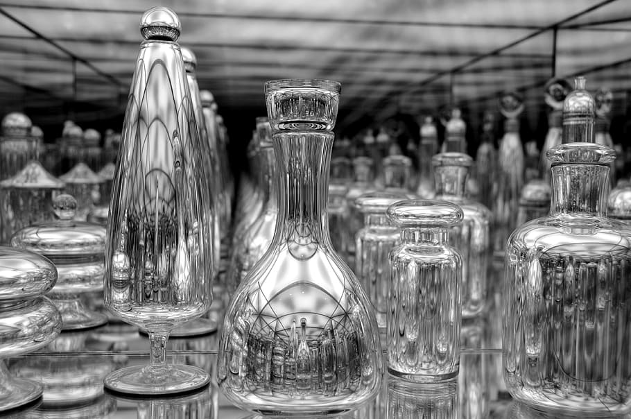 vidre, miralls, plata, reflexió, disseny, brillant, vidre - material, transparent, centrar-se en primer pla, contenidor, a l'interior, natura morta, taula, cap gent, elecció, primer pla, gran grup d'objectes, variació, copa, arranjament, invertit, buit, costat a costat, equipament per a la llar, negocis, 4K