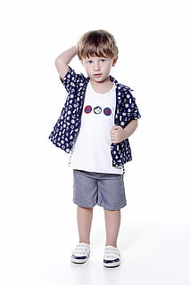 en pie, niño, participación, cabeza, mirando, linda, pequeña, joven, retrato, marinero, encanto, belleza, modelo, infantil, Moda, actitud, miradas, educación de la primera infancia, colegio, foto, divertido, alegría, sonreír, hijo, hermoso, amor, familia, bebé, Unión, padre, infancia, Mira, mar, estilo, foto de estudio, longitud total, Fondo blanco, chicas, vista frontal, mirando a la cámara, ropa casual, adentro, una persona, separar, hembras, inocencia, muchachos, niño preadolescente, 5K, CC0, dominio público, libre de derechos