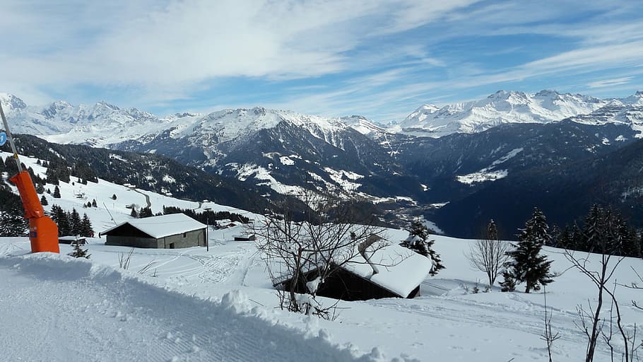 montagna, inverno, chalet, la neve, temperatura fredda, scenics - natura, montagna innevata, architettura, catena montuosa, bellezza nella natura, natura, cielo, ambiente, paesaggio, struttura costruita, esterno dell'edificio, giorno, Colore bianco, nuvola - cielo, nessuno, all'aperto, stazione sciistica, 4K