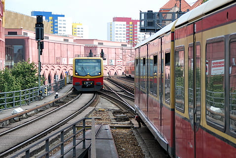 Berlín, tren, s bahn, pont, s bahn bridge, estació de tren, capital, vies ferroviàries, gran ciutat, ciutat, transport, vies del ferrocarril, tren - vehicle, transport públic, transport per ferrocarril, mode de transport, manera de transport, pista, estructura construïda, exterior de l'edifici, arquitectura, vehicle terrestre, dia, tren de passatgers, viatjar, finestra, estació de ferrocarril, plataforma d’estació de ferrocarril, persones incidentals, a l'aire lliure, cotxe de ferrocarril, 4K, CC0, domini públic, lliure de regalies