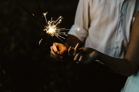 zwei, Person, halten, Wunderkerzen, Person, die Wunderkerzen hält, Wunderkerze, Feier, Feuerwerk - künstliches Objekt, Nacht-, Feuer - natürliches Phänomen, Menschen, Funken, Männer, Flamme, menschliche Hand, menschliches Körperteil, Verbrennung, Hand, eine Person, Mittelteil, Feuerwerk, glühend, beleuchtet, Veranstaltung, Kunst, Kultur und Unterhaltung, Bewegung, Bewegungsunschärfe, Legere Kleidung, Finger, 5K, CC0, gemeinfrei, lizenzfrei