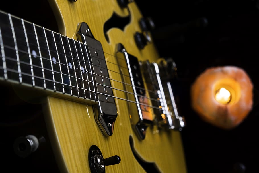 guitar, drejeknapper, musikinstrument, lyd, musik, kunstkultur og underholdning, elektrisk guitar, musikinstrumentstreng, streng instrument, musikalsk udstyr, indendørs, snor, tæt på, ingen mennesker, fokus på forgrunden, studio skud, gul, selektiv fokusering, sort baggrund, gribebrættet, stilleben, knop, rockmusik, scene, elektrisk udstyr, 5K