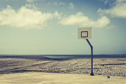 Weiß, schwarz, Basketballkorb, tagsüber, Basketball, Feld, leeren, Strand, Gericht, Küste, Erholung, Urlaub, Ozean, Sport, Himmel, wolke - himmel, Horizont, Natur, Schönheit in der Natur, Land, Ruhe, ruhige Szene, Wasser, Meer, Tag, keine Leute, Szenen - Natur, Basketball - Sport, draußen, Horizont über Wasser, Sonnenlicht, Landschaft, 5K, CC0, gemeinfrei, lizenzfrei