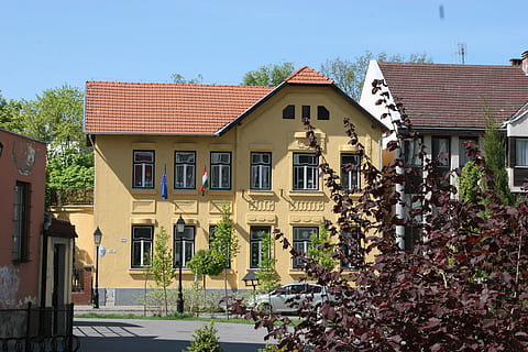 baja, ungarn, forår, arkitektur, bygning udvendig, bygget struktur, bygning, hus, boligområde, natur, dag, plante, tag, vindue, by, himmel, sollys, træ, ingen mennesker, udendørs, rækkehus, facade, skyfri himmel, tagsten, 2K, CC0, offentligt domæne, royaltyfrie