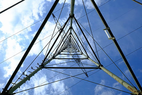 pylône, courant, électricité, actuel, électricité, strommast, ligne électrique, énergie, haute tension, les lignes électriques, ligne, lignes, isolateurs, poteaux électriques, renforcer, caténaire, elektrik, risque, source de courant, tir faible angle, La technologie, lignes supérieures, bleu, smog électronique, champs alternatifs magnétiques, fils, les mâts, ciel, des nuages, Tension, distribution d'électricité, acier, câble, nuage - ciel, abstrait, faible angle de vue, personne, lien, la nature, structure construite, journée, pylône électrique, architecture, directement en dessous, production de carburant et d'électricité, en plein air, métal, complexité, 4K, CC0, domaine public, libre de droits