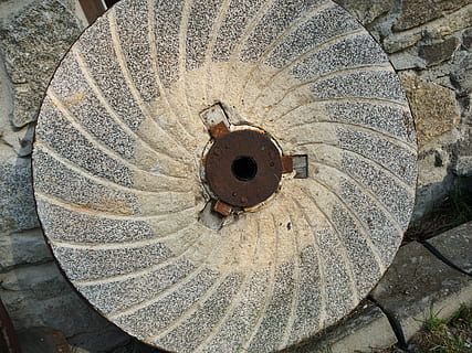 mulino, macinare, macina, mulino a vento, cerchio, forma geometrica, modello, forma, giorno, architettura, nessuno, vecchio, design, struttura costruita, metallo, caratteristica della parete, arte e artigianato, avvicinamento, materiale lapideo, strutturato, intemperie, all'aperto, solido, ruota, 2K, CC0, dominio pubblico, privo di copyright