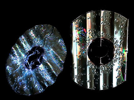 CD, DVD, Computer, Digital, silbrig, Kunst, glänzend, Farbe, Über, Licht, geschmolzen, Defekt, gebrochen, drinnen, Nahansicht, schwarzer Hintergrund, keine Leute, Tag, Stillleben, Geometrische Figur, Muster, mehrfarbig, Design, transparent, gestalten, Glas - Material, Studioaufnahme, Kreis, Wasser, Reflexion, Schmuck, Kristall, einzelnes Objekt, Edelstein, Luxus, Reinheit, 1080P, CC0, gemeinfrei, lizenzfrei
