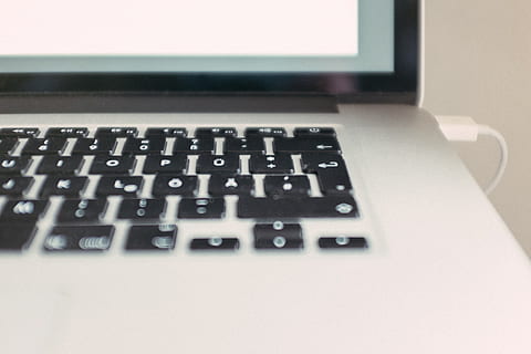MacBook Pro Detail, Macbook Pro, Detail, Objekte, Laptop, Computer, Computer Tastatur, Technologie, pc, Internet, Computerbildschirm, Geschäft, keine Leute, Computerschlüssel, Ausrüstung, Büro, Schreibtisch, Computers, Kommunikation, kabellose Technologie, Computerausrüstung, Tastatur, Verbindung, drinnen, Nahansicht, Computerteil, Tabelle, Computernetzwerk, Brief, schwarze Farbe, 4K, CC0, gemeinfrei, lizenzfrei