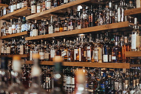 assorteret farve flaske parti, hylde, assorteret mærke glasflaske meget, bar, drikke, alkohol, bourbon, skotsk whisky, whisky, flasker, Skotland, malt, forfriskning, mad og drikke, bar - drikke etablissement, flaske, beholder, stor gruppe af objekter, indendørs, i en række, overflod, ingen mennesker, forretning, arrangement, valg, glas, bar tæller, selektiv fokusering, bestille, natteliv, vinhandel, 5K, CC0, offentligt domæne, royaltyfrie