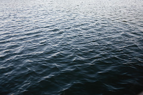 calma, corpo, acqua, onda, ondulazione, struttura, nero, luce, oceano, estate, h20, bagnato, rinfrescante, natura, Marina Militare, blu, wafe, lago, mare, increspato, la tranquillità, bellezza nella natura, lungomare, fotogramma intero, nessuno, sfondi, scenics - natura, scena tranquilla, giorno, modello d'onda, vista dall'alto, all'aperto, modello, idilliaco, movimento, acqua corrente, purezza, 4K, CC0, dominio pubblico, privo di copyright