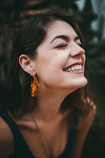 einfach nur glücklich, Frau, tragen, braun, Quaste Ohrringe, eine Person, schöne Frau, Schönheit, junger Erwachsener, Kopfschuss, Vorderansicht, Fokus auf den Vordergrund, lächelnd, Erwachsene, Freizeitbeschäftigung, Porträt, junge Frau, Glück, echte Menschen, Lebensstile, Nahansicht, Schmuck, Haar, Frisur, draußen, 1080P, CC0, gemeinfrei, lizenzfrei