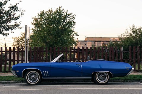 parcheggiata, blu, convertibile, cappa, accanto, Marrone, di legno, recinto, cappuccio, auto, macchina vintage, mezzi di trasporto, veicolo terrestre, auto da collezione, all'aperto, vecchio stile, modalità di trasporto, Cuba, vecchio, in stile retrò, albero, modo di trasporto, veicolo a motore, pianta, città, esterno dell'edificio, architettura, cielo, strada, struttura costruita, natura, nessuno, stazionario, giorno, lusso, 5K, CC0, dominio pubblico, privo di copyright