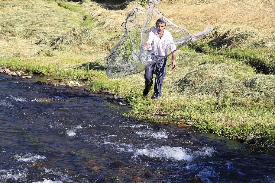 pescador, irmak, xarxa, dd, tr, una persona, longitud completa, activitat d'oci, persones reals, estils de vida, planta, naturalesa, terra, herba, bellesa a la natura, vista frontal, adult jove, dia, roba casual, dones, adult, aigua, escena no urbana, a l'aire lliure, rierol: aigua que flueix, 4K