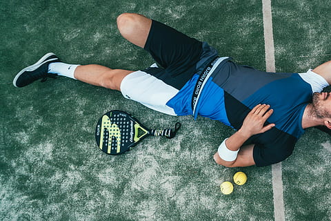 uomo, dire bugie, grigio, superficie, campo da tennis, sport, racchetta, esercizio, tennis, verde, posare, giù, stanco, blu, Ingranaggio, allenarsi, atleta, abbigliamento sportivo, palla, sabbia, gra, erba, gioco, posa, sdraiarsi, vista dall'alto, attività di svago, giorno, persone reali, persone, uomini, abbigliamento casual, stili di vita, rilassamento, lunghezza intera, sezione bassa, scarpa, adulto, riposo, uno stile di vita sano, all'aperto, 4K, CC0, dominio pubblico, privo di copyright