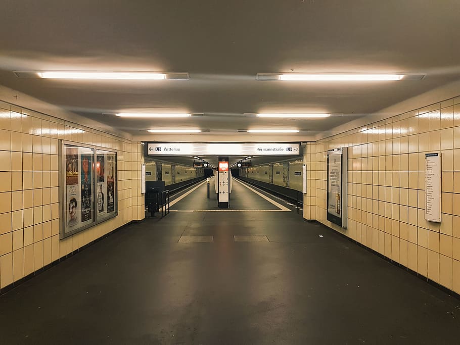 ışık, tren, mimari, tavan, Berlin, boş, koridor, içeriye, metro, metro istasyonu, tren istasyonu, aydınlatılmış, aydınlatma ekipmanı, toplu taşıma, taşımacılık, fayans, ileriye giden yol, döşeme, yön, bina, duvar inşa özelliği, çarşı, elektrik ışığı, yapılı yapı, gerçek insanlar, azalan perspektif, florasan lamba, kiremitli kat, yeraltı geçit, alt geçit, 4K
