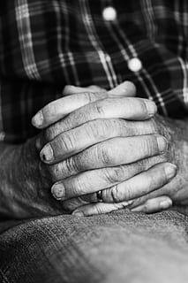 mani, umano, vecchio uomo, persona, vecchio, uomo, mano umana, parte del corpo umano, adulto senior, solo un uomo anziano, solo un uomo, una persona, mano, persone reali, avvicinamento, dito, dito umano, in casa, uomini, messa a fuoco selettiva, parte del corpo, stili di vita, detenzione, adulto, Sezione centrale, attività di svago, abbigliamento casual, 5K, CC0, dominio pubblico, privo di copyright