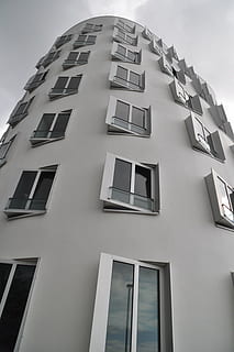 arquitectura, finestra, façana, edifici, gehry, vista d’angle baix, exterior de l'edifici, estructura construïda, barri residencial, cap gent, dia, apartament, a l'aire lliure, cel, naturalesa, vidre - material, ciutat, en fila, Color blanc, casa, núvol - cel, desenvolupament d’habitatges, 4K, CC0, domini públic, lliure de regalies