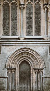 studnia katedra, brązowy, beton, łukowe drzwi, budynek, architektura, okno, kamień, katedra, łuk, zbudowana struktura, na zewnątrz budynku, żadnych ludzi, wejście, dzień, miejsce kultu, przeszłość, drzwi, religia, historia, kolumna architektoniczna, wiara, na dworze, duchowość, ozdobny, 4K, CC0, domena publiczna, darmowe zdjęcia