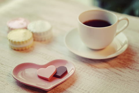 hvid, keramisk, te kop, plade, bord, makroner, hjerteformet plade, hjerteformede, kop, hjerte form, kærlighed, kaffe - drikke, valentins dag - ferie, romantik, dessert, drikke, sødt mad, mad, cafe, gourmet, cookie, kage, morgenmad, tæt på, træ - materiale, mad og drikke, indendørs, ingen mennesker, positive følelser, krus, emotion, kaffekop, kaffe, sød, varm drikke, friskhed, porcelæn, slik hjerte, snack, 1080P, CC0, offentligt domæne, royaltyfrie