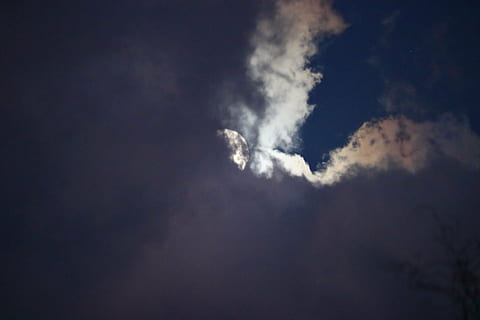 skyer, måne, himmel, fuldmåne, skyens slør, atmosfære, Himmelblå, aftenhimmel, mystisk, udsigt, sløret, blå, sky - himmel, lav vinkel visning, skønhed i naturen, natur, nat, ingen mennesker, scenics - natur, ro, udendørs, mørk, baggrunde, meteorologi, kopiere plads, storm, rolig scene, cloudscape, dramatisk himmel, tordenvejr, direkte under, måneskin, 5K, CC0, offentligt domæne, royaltyfrie
