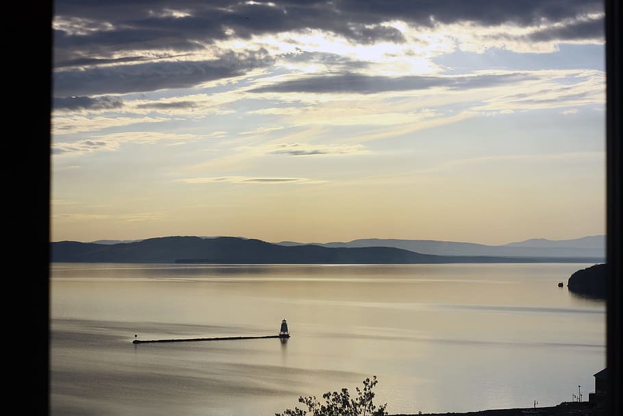 llac, moll, núvols, naturalesa, aigua, cel, a l'aire lliure, viatjar, escènic, solstici d'estiu, posta de sol, escenics, tranquil·litat, muntanya, escenics - natura, escena tranquil·la, bellesa a la natura, núvol - cel, vaixell nàutic, transport, manera de transport, davant del mar, Serra, escena no urbana, cap gent, barca de rems, 1080P