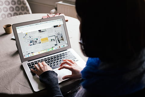 fată vizionare pinterest, fată, vizualizare, pinterest, mod de viata, obiecte, oameni, laptop, calculator, tehnologie, femei, Internet, o persoana, în interior, folosind laptopul, femele, tehnologia fără fir, tastare, adult, Afaceri, comunicare, doar un singur om, conexiune, a închide, vedere din spate, ședință, selectiv, ecran, tabletă digitală, stiluri de viață, Activitatea de agrement, dispozitiv portabil de informații, peste vederea umerilor, navigarea pe net, 4K, CC0, domeniu public, fără drepturi de autor