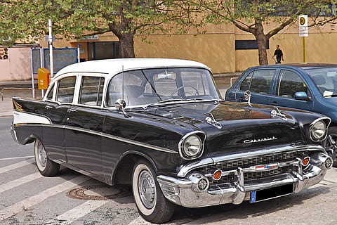 Auto, alt, Oldtimer, historisch, Chevrolet Bel Air, Transport, altmodisch, Retro-Stil, Gebäudehülle, Transportmittel, Kraftfahrzeug, Landfahrzeug, Tag, die Architektur, gebaute Struktur, Metall, stationär, Baum, Stadt, keine Leute, obsolet, draußen, ruiniert, 2K, CC0, gemeinfrei, lizenzfrei