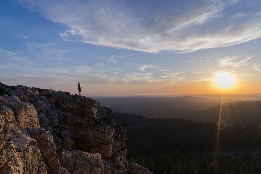 persoană, permanent, stâncă de munte, maro, Munte, apus de soare, stâncă, nor, cer, excursionist, stâncos, soare, răsărit, siluetă, om, colţ de stâncă, frumusețe în natură, scenice - natura, o persoana, natură, nor - cer, scenă non-urbană, liniște, lumina soarelui, obiect de rocă, solid, o scenă liniștită, Activitatea de agrement, oameni adevărați, stiluri de viață, în aer liber, lentila flacara, 5K