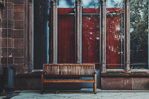 vacío, marrón, de madera, banco, tienda, foto, ventana de vidrio, Banco de madera, vaso, ventana, arquitectura, antiguo, puerta, exterior del edificio, Entrada, al aire libre, nadie, arquitectura y edificios, anticuado, casa, estructura construida, escena urbana, pared - característica de la construcción, día, de cerca, edificio, material de madera, material de vidrio, metal, asiento, rojo, luz del sol, 4K, CC0, dominio público, libre de derechos
